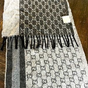 Authentic Gucci, scarf in grey/black. 100% cashmere.